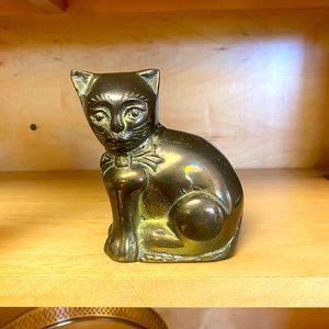 Brass cat paperweight /doorstop/ shelf sitter. This has a patina I really like.